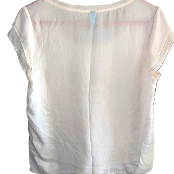 𝅺boutique PURCHASED CREAM COMOR TOP WITH FLOWER LACE OVERLAY SIZE SMALL - Picture 2 of 2